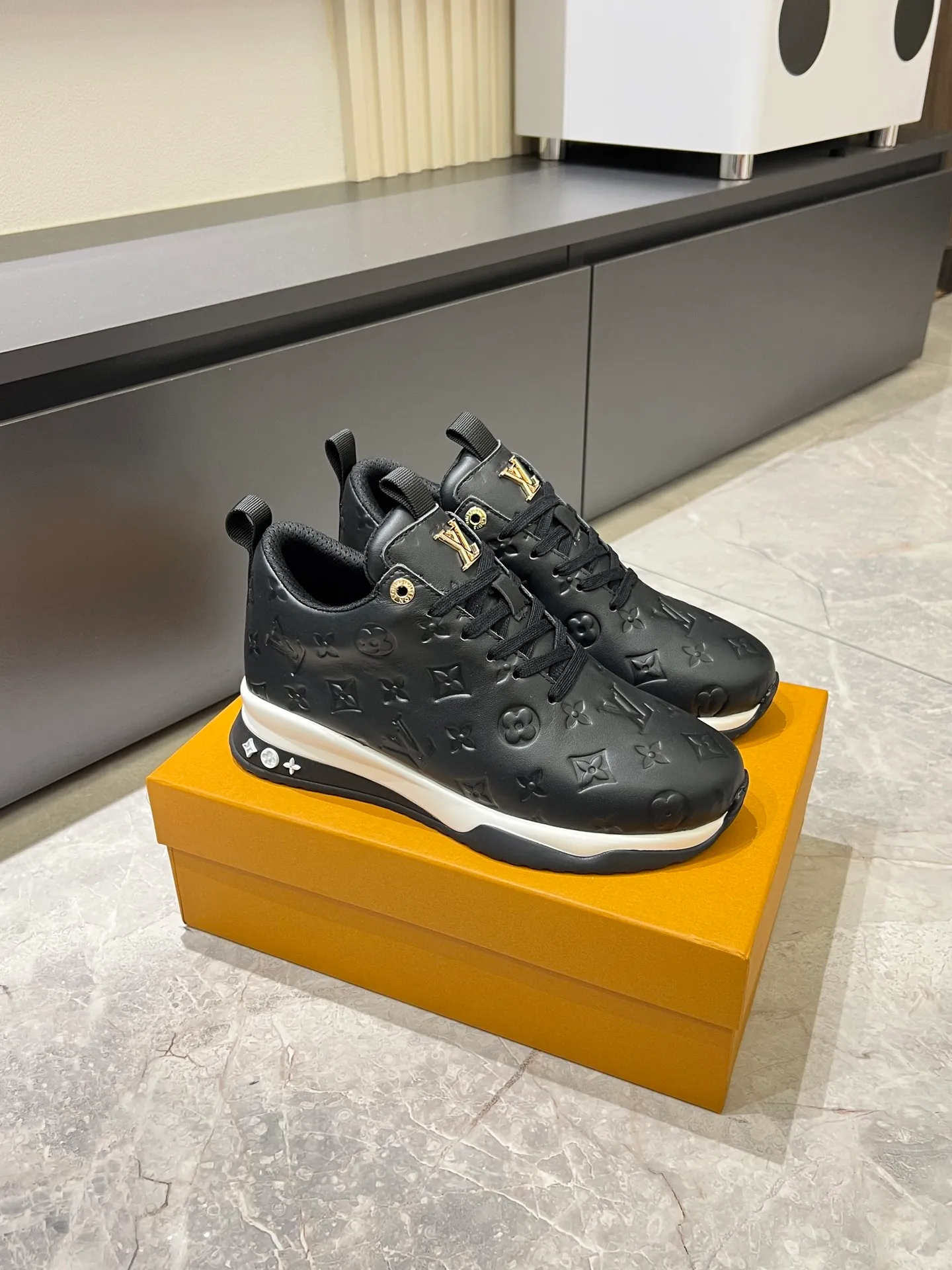 p520 "LOUI* VUITTO*" popular men's casual shoes, genuine development in Italy💯purchasing level quality✔️The upper is made of first-layer cowhide, comfortable and soft sheepskin feet⚡️Fashionable and versatile, the toe last shape is firm and full, and the soles are made from original LV molds and can be freely entered and exited the counter. Light and comfortable on the feet~Purely handmade, details determine quality! Size:39-44!
